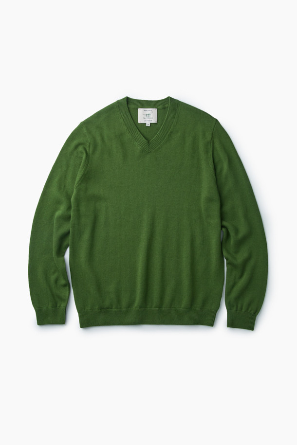 미니멀하고 클래식한 스타일의 브이넥 풀오버입니다. 부드러운 코튼과 울 소재 혼방으로 제작되어 가을, 겨울 시즌에 포근하게 착용할 수 있습니다. 넥라인, 소매, 밑단은 2×2 립 조직 마감으로 마감되어 있으며, 루즈핏으로 편안한 착용감을 선사합니다. 그린 컬러의 무지 디자인으로 다양한 룩에 활용하기 좋으며, 티셔츠와 레이어링하여 더욱 스타일리시하게 연출할 수 있습니다. 가슴둘레 112cm로, 출근룩으로도 손색없는 보온성을 갖춘 풀오버입니다.
