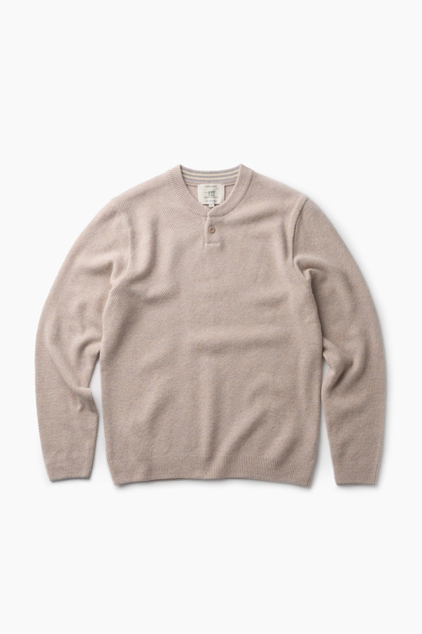 **His넥 니트**

부드러운 촉감의 울 소재, RWS EXTRAFINE MERINO WOOL 100%를 사용하여 제작된 남성용 히스넥 니트입니다. NEW ENGLAND DONEGAL 원사를 사용하여 은은한 멋을 더했으며, 가을과 겨울에 따뜻하게 입을 수 있습니다. 헨리넥 디자인과 레귤러핏으로 클래식하고 캐주얼한 스타일을 연출할 수 있으며, 넥 안쪽의 스트라이프 배색과 립 조직 넥라인이 특징입니다. 두께감 있는 와플 패턴으로 겨울철 데일리룩, 데이트룩, 카페룩에 활용하기 좋습니다.
