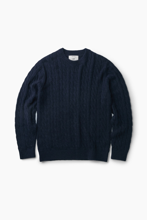 네이비 컬러의 케이블 라운드 풀오버입니다. 알파카, 울, 나일론 혼방 소재로 제작되어 부드러운 촉감과 뛰어난 보온성을 제공하며, 가을, 겨울 시즌에 착용하기 좋습니다. 루즈핏으로 편안한 착용감을 선사하며, 볼륨감 있는 디자인과 브러시드 텍스처, 실키한 광택감이 특징입니다. 2×2 립 조직 마감으로 디테일을 더했으며, 클래식, 캐주얼, 미니멀 스타일 모두 소화 가능하여 출근룩, 모임룩 등 다양한 시간과 장소와 경우에 활용할 수 있습니다.