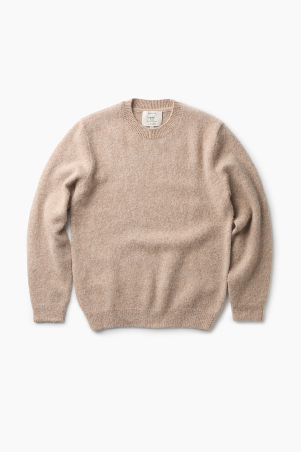 이탈리아 수입 베이비 알파카와 셔틀랜드 울 혼방 소재의 쉐기독 라운드 풀오버입니다. 스크래치 가공으로 독특한 텍스처를 살린 베이지 컬러의 루즈핏 풀오버로, 가을과 겨울에 따뜻하게 착용 가능합니다. 라운드넥과 긴 소매 디자인으로 클래식하고 베이직한 스타일을 연출하며, 보온성과 내구성이 뛰어납니다. 가볍고 부드러운 촉감으로 겨울 데일리룩, 카페룩, 모임룩 등 다양한 TPO에 활용하기 좋습니다. 미니멀, 캐주얼 스타일을 선호하는 분들께 추천합니다.
