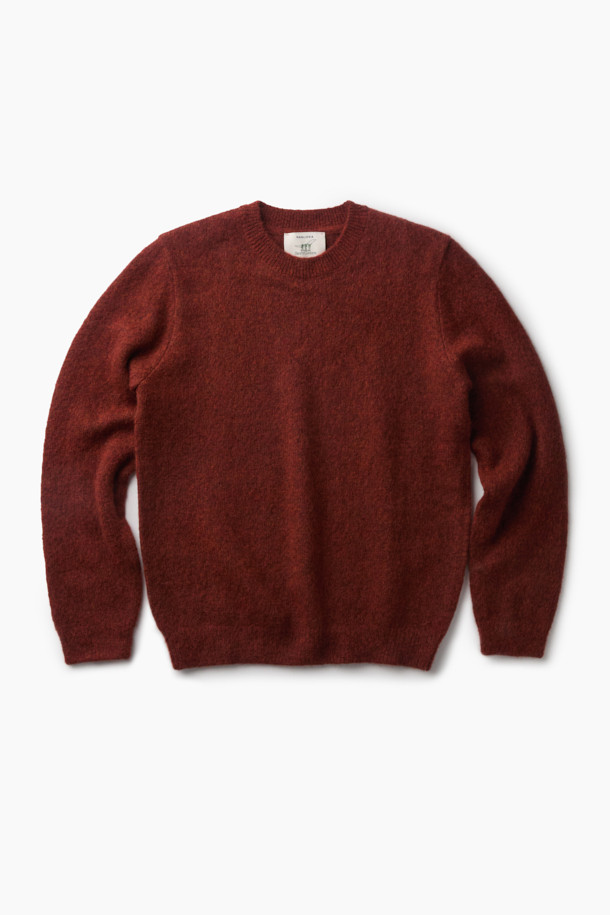 부드러운 촉감이 특징인 쉐기독 라운드 풀오버입니다. 이탈리아 수입 베이비 알파카와 셔틀랜드 울 혼방 소재로 제작되어 가볍고 따뜻하며, 부드러운 착용감을 선사합니다. 버건디와 레드브라운 두 가지 색상으로 제공되며, 클래식하고 베이직한 디자인으로 출근룩, 모임룩 등 다양한 TPO에 활용할 수 있습니다. 스크래치 가공과 보풀 텍스처가 돋보이며, 세미루즈핏으로 편안하게 착용 가능합니다. 가슴둘레 110cm로 넉넉한 핏을 자랑하며, 가을/겨울 시즌에 활용하기 좋은 두꺼운 두께감의 긴소매 라운드넥 풀오버입니다.
