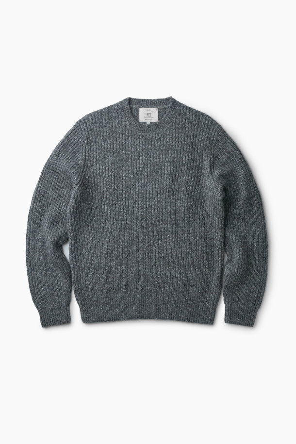 이탈리아 프리미엄 베이비 알파카 블렌드 소재의 수입사 라운드 풀오버입니다. 멜란지 그레이 컬러에 부드러운 실키함이 돋보이는 제품으로, 가을과 겨울에 따뜻하게 착용할 수 있습니다. 데일리룩, 출근룩, 비즈니스 캐주얼에 활용하기 좋으며, 클래식, 미니멀, 캐주얼 스타일을 모두 소화합니다. 세미 루즈핏의 긴소매 라운드넥 디자인으로, 볼륨감 있는 립 변형 조직과 가벼운 착용감을 선사합니다. 늘어짐과 변형을 최소화하여 오래도록 만족스러운 핏을 유지합니다.
