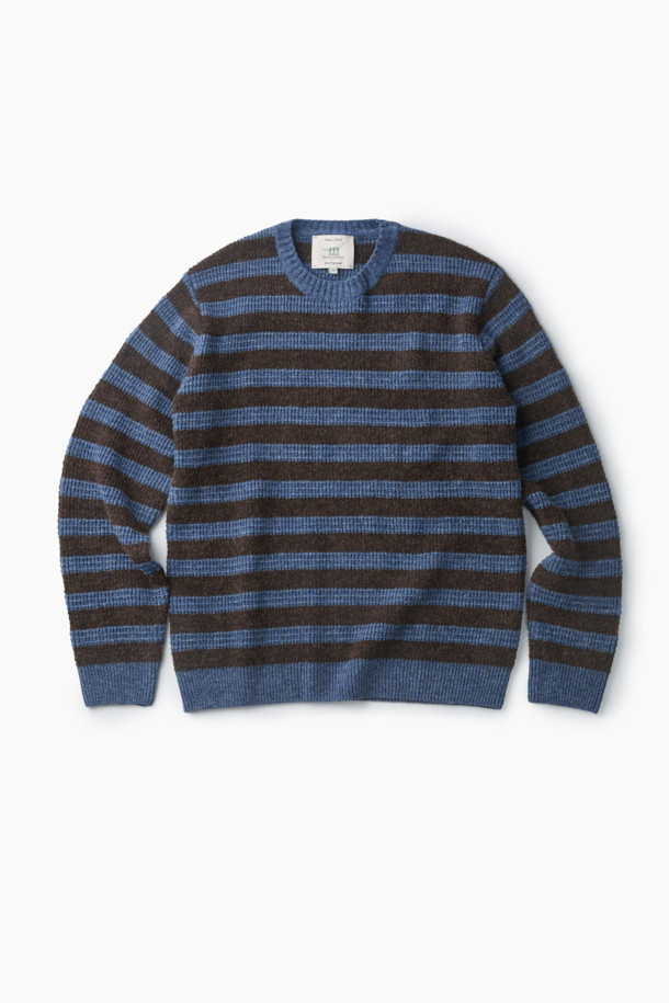 부드러운 촉감과 포근함을 선사하는 스트라이프 라운드 풀오버입니다. 브라운, 블루 두 가지 색상으로 출시되었으며, 가을, 겨울에 활용하기 좋습니다. 부클 원사를 사용하여 입체감 있는 조직과 볼륨감 있는 텍스처를 살렸으며, 보온성이 뛰어나고 가벼운 착용감을 자랑합니다. 클래식, 빈티지 스타일을 즐기는 분들께 추천하며, 겨울 데일리룩, 카페룩, 모임룩 등 다양한 TPO에 매치하기 좋습니다. 세미 루즈핏 라운드넥 디자인으로 편안하면서도 멋스러운 스타일을 연출할 수 있습니다.
