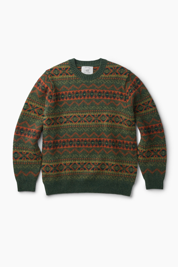 페어아일 라운드 풀오버는 가을, 겨울 시즌에 어울리는 클래식하고 빈티지한 스타일의 니트입니다. 셔틀랜드 울 소재로 제작되어 보온성이 뛰어나며, 브러시드 가공으로 부드러운 촉감을 선사합니다. 세미 루즈핏으로 편안한 착용감을 제공하며, 라운드넥과 긴 소매 디자인으로 다양한 룩에 활용하기 좋습니다. 카키 올리브 그린, 오렌지 컬러의 페어아일 기하학 패턴이 돋보이며, 출근룩이나 모임룩에 포인트를 더할 수 있습니다.
