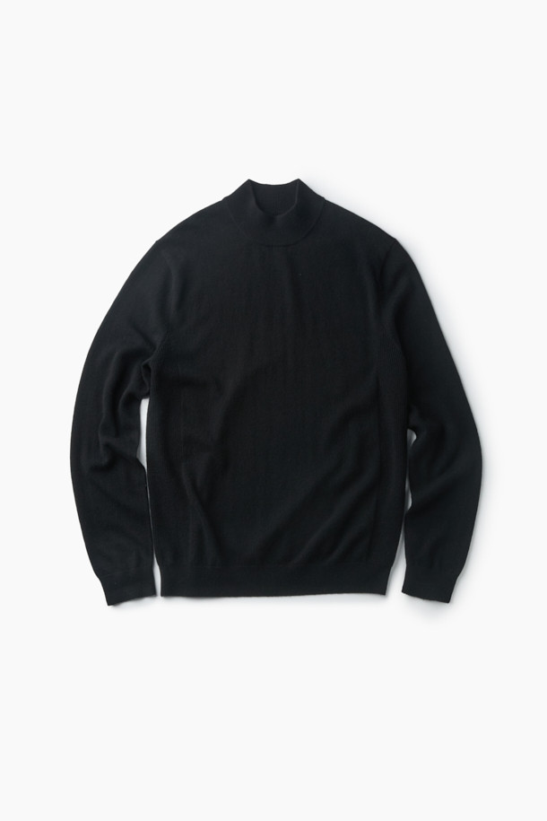 캐시미어 블렌디드 하프 터틀넥은 메리노울과 캐시미어 혼방 소재로 제작되어 부드러운 촉감과 뛰어난 보온성을 제공합니다. 레귤러 핏에 긴소매 기장으로, 가을과 겨울철에 스타일리시하게 착용하기 좋습니다. 무지 디자인에 하프넥 또는 터틀넥 스타일로 클래식, 미니멀, 시크한 스타일을 연출할 수 있습니다. 립조직 스판사를 사용하여 활동성을 높였으며, 밀도 높은 편직으로 고급스러움을 더했습니다. 출근룩, 오피스룩, 모임룩 등 다양한 TPO에 활용 가능합니다.
