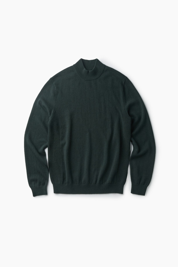 메리노울과 캐시미어 블렌딩으로 제작되어 부드러운 촉감을 선사하는 캐시미어 블렌디드 하프 터틀넥입니다. 립조직 스판사를 사용하여 활동성을 높였으며, 밀도 높은 편직으로 보온성을 강화했습니다. 톤다운된 그린 컬러와 베이직한 디자인으로 출근룩, 모임룩 등 다양한 TPO에 활용하기 좋습니다. 레귤러핏과 하프넥 디자인은 클래식, 미니멀, 캐주얼 등 어떤 스타일에도 잘 어울리는 아이템입니다. 가을, 겨울 시즌에 따뜻하고 세련된 스타일을 연출해보세요.
