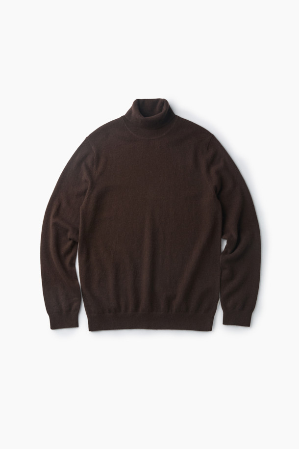 캐시미어 터틀넥은 가을과 겨울, 일상과 출근룩에 모두 잘 어울리는 베이직하고 클래식한 스타일의 니트입니다. 부드러운 촉감의 캐시미어 100% 소재로 제작되어 보온성이 뛰어나고, 레귤러핏과 두꺼운 두께로 포근함을 더했습니다. 브라운 컬러의 무지 디자인은 미니멀하면서도 세련된 느낌을 주며, 긴 소매와 터틀넥 디자인으로 보온성을 높였습니다. 가슴둘레 106cm로 제작되어 편안한 착용감을 선사하며, 탄성과 신축성으로 활동성을 보장합니다.
