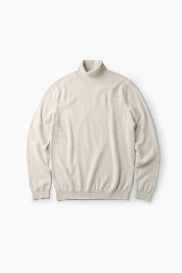 캐시미어 터틀넥은 부드러운 촉감과 뛰어난 보온성을 자랑하는 두꺼운 니트/스웨터입니다. 아이보리와 베이지 두 가지 색상으로 출시되어, 기본적인 스타일에 미니멀한 무드를 더합니다. 캐시미어 100% 소재로 제작되어 이너웨어로 활용하기 좋으며, 가을과 겨울에 출근룩 및 모임룩 등 다양한 TPO에 활용 가능합니다. 레귤러핏 디자인과 긴소매 기장으로, 클래식하고 캐주얼한 스타일을 연출하기에 적합합니다. 밀도 높은 편직으로 제작되어 오랫동안 변형 없이 착용할 수 있습니다.
