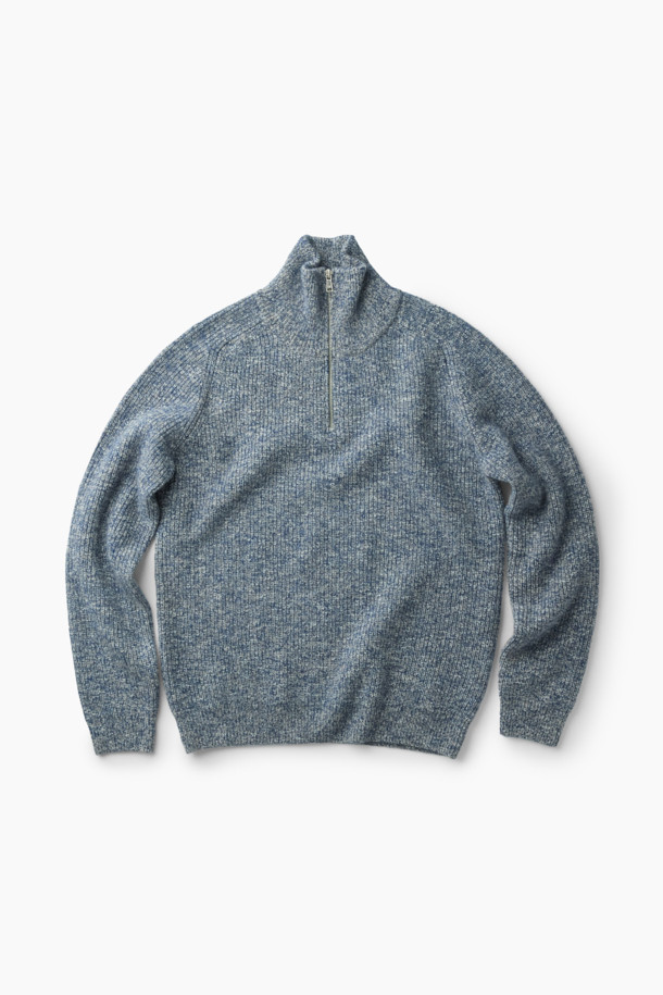 가을과 겨울을 위한 울 혼방 하프 집업 니트입니다. 멜란지 패턴의 블루와 블랙 두 가지 색상으로 출시되었으며, 클래식과 캐주얼 스타일을 모두 아우릅니다. 세미 루즈핏에 하이넥, 긴 소매 디자인으로 부드러운 촉감을 선사하며 보온성과 통기성을 갖춰 편안하게 착용할 수 있습니다. 간절기에는 단독으로, 겨울에는 레이어드하여 활용하기 좋으며, 출근룩이나 모임룩 등 다양한 TPO에 매치할 수 있습니다.
