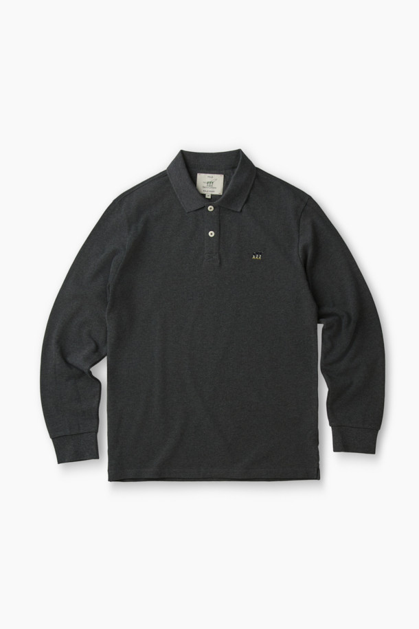 세련된 블랙 컬러의 (기획) 기본 피케 티입니다. 가슴 부분 쓰리피셔맨 자수 포인트가 돋보이며, 데일리룩과 캐주얼룩에 모두 활용하기 좋습니다. 코튼 100% 피케 소재로 제작되어 부드러운 촉감과 편안한 착용감을 선사합니다. 레귤러핏 디자인과 카라 네크라인으로 클래식하고 미니멀한 스타일을 연출하며, 가을, 겨울 출근룩으로도 손색없습니다. 가슴둘레 108cm이며, 긴소매 기장으로 간절기에도 따뜻하게 입을 수 있습니다.
