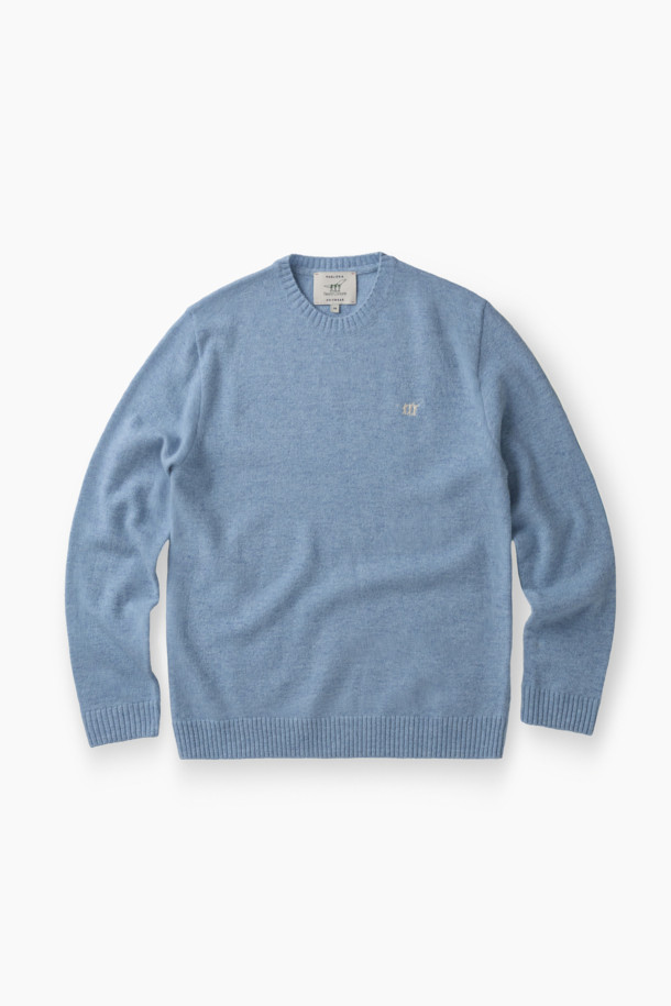 (기획) 솔리드 라운드 니트는 미니멀하고 베이직한 스타일을 추구하는 분들을 위한 가을, 겨울 필수 아이템입니다. 메리노 울 100% 소재로 제작되어 부드러운 촉감을 선사하며, 레귤러핏 라운드넥 디자인으로 편안한 착용감을 제공합니다. 출근룩으로 활용하기 좋으며, 왼쪽 가슴 부분에 로고 자수 디테일이 더해져 은은한 포인트를 줍니다. 가슴둘레 108cm이며, 립 마감으로 깔끔하게 마무리했습니다.
