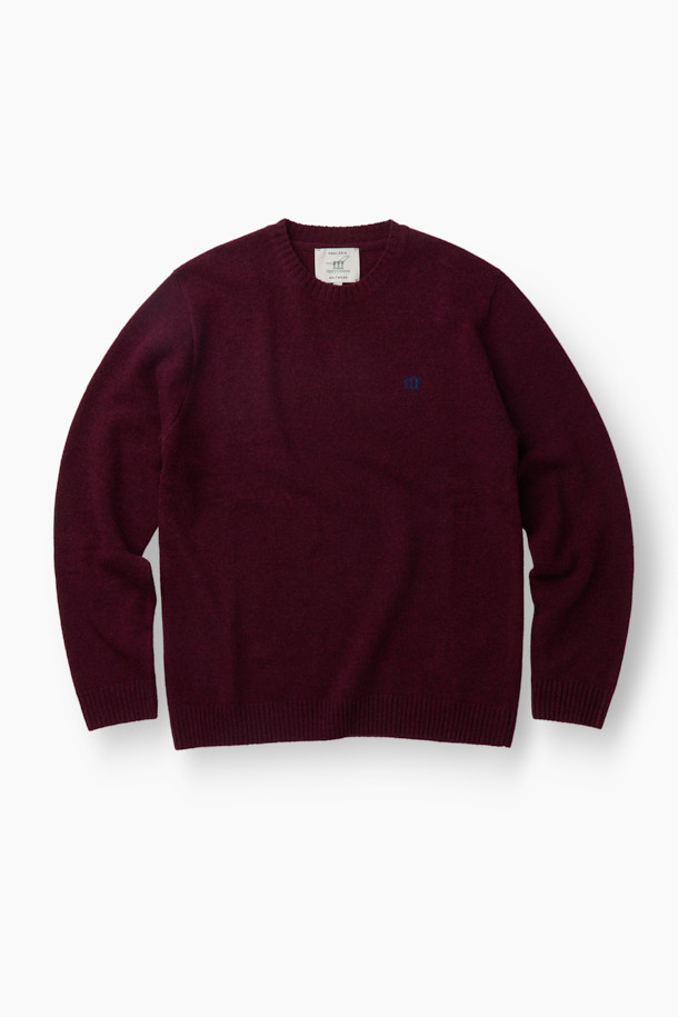 세련된 솔리드 라운드 니트는 가을과 겨울, 당신의 스타일을 완성해 줄 완벽한 아이템입니다. 부드러운 메리노 울과 울 혼방 소재로 제작되어 뛰어난 보온성과 가벼운 착용감을 제공하며, 신축성까지 갖춰 활동성을 높였습니다. 미니멀, 클래식, 베이직 스타일을 아우르는 디자인으로, 오피스룩, 비즈니스 캐주얼, 모임룩 등 다양한 TPO에 활용 가능합니다. 버건디, 와인 컬러의 무지 디자인에 레귤러핏과 긴 소매, 라운드넥 디테일이 더해져 세련된 실루엣을 연출합니다. 안감 없이도 부드러운 촉감을 자랑하며, 데일리룩에 포인트를 더할 수 있는 매력적인 상의입니다.
