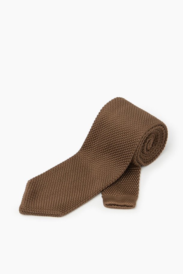 데일리 솔리드 니트 타이는 남성 정장 및 캐주얼 스타일에 모두 잘 어울리는 넥타이입니다. 브라운 컬러의 무지 디자인으로, 오피스룩, 비즈니스 캐주얼, 회의룩 등 TPO에 적합합니다. 폴리에스터 소재로 제작되어 신축성이 있으며, 니트 짜임과 7.5cm 대검폭, 삼각형 대검 마감, 립 소검 마감 디테일이 특징입니다. 가을, 겨울 시즌에 클래식하고 미니멀한, 또는 캐주얼한 스타일을 연출하기 좋습니다.
