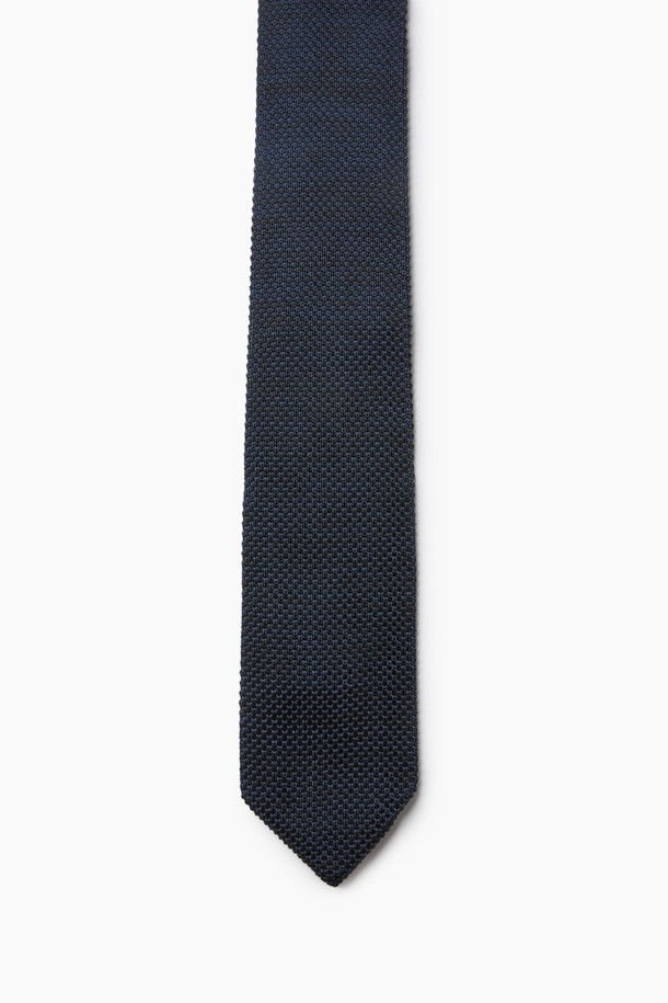 데일리 솔리드 니트 타이는 가을과 겨울 시즌, 오피스룩, 비즈니스 캐주얼, 회의룩에 잘 어울리는 남성용 넥타이입니다. 브라운 컬러의 무지 디자인으로, 클래식, 미니멀, 캐주얼 스타일을 연출하기 좋습니다. 폴리에스터 소재로 제작되어 신축성이 있으며, 7.5cm 대검 폭과 니트 짜임, 삼각형 대검 마감, 립 소검 마감 디테일이 특징입니다. 정장과 함께 매치하여 깔끔하고 세련된 스타일을 완성해보세요.
