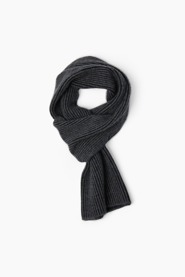 부드러운 캐시미어와 울 소재의 컴포트 슬릿 머플러입니다. 얇은 두께감으로 가을, 겨울철 일상룩과 출근룩, 모임룩에 활용하기 좋습니다. 차콜 그레이 색상의 무지 디자인에 슬릿 디테일이 더해져 미니멀하고 베이직한 스타일을 연출합니다. 59cm의 짧은 길이로, 클래식, 캐주얼 스타일에도 잘 어울립니다. 보온성을 더하면서도 세련된 분위기를 연출하는 머플러입니다.
