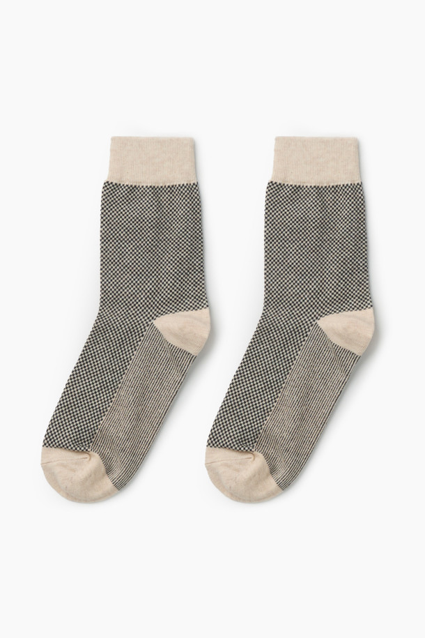 베이직한 컬러 배색과 마이크로 패턴이 돋보이는 남녀 공용 마이크로 단품 양말입니다. 면과 스판덱스 혼방 소재로 제작되어 부드러운 착용감과 뛰어난 신축성을 자랑하며, 가을, 겨울철 데일리룩에 활용하기 좋습니다. 발목 부분에는 스판사 처리를 하여 흘러내림을 방지하고, 로고 실리콘 논슬립 프린트로 미끄럼 방지 기능을 더했습니다. 앞뒤꿈치 컬러 배색 디테일이 밋밋함을 덜어주며, 캐주얼, 미니멀, 클래식 스타일 모두 소화 가능한 활용도 높은 아이템입니다. 동네 마실룩이나 편안한 겨울 데일리룩에 매치하여 편안하면서도 스타일리시한 룩을 연출해보세요.
