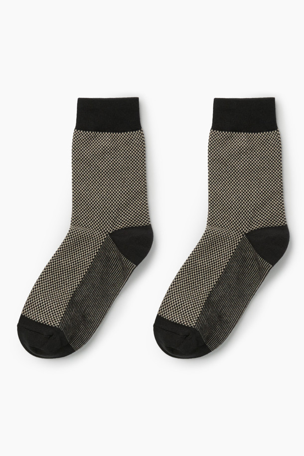 마이크로 패턴이 돋보이는 남녀 공용 마이크로 단품 양말입니다. 면과 스판덱스 혼방 소재로 제작되어 부드러운 착용감과 뛰어난 신축성을 자랑하며, 가을, 겨울철에 적합합니다. 발목 부분은 스판사 처리하여 흘러내림을 방지하고, 뒤꿈치 부분의 컬러 배색으로 포인트를 더했습니다. 로고 실리콘 논슬립 프린팅으로 미끄럼 방지 기능을 갖추어 더욱 편안하게 착용할 수 있습니다. 캐주얼, 미니멀, 클래식 스타일의 겨울 데일리룩, 산책룩, 집콕룩에 활용하기 좋습니다.
