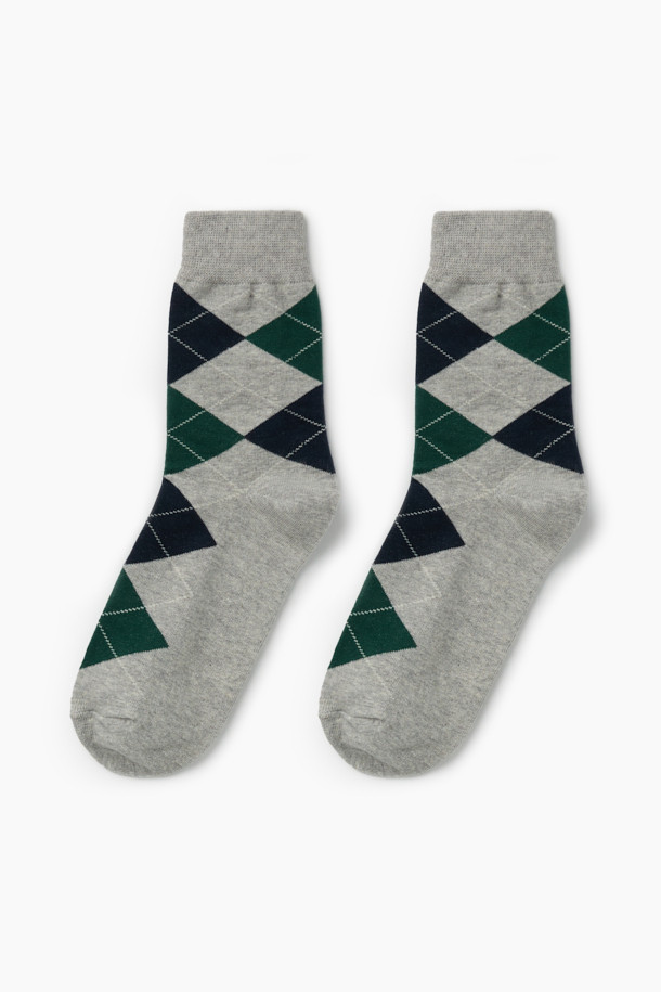 세련된 아가일 패턴이 돋보이는 단품 양말입니다. 그레이, 네이비, 그린 세 가지 색상으로 출시되어 겨울철 데일리룩, 산책룩, 집콕룩 등 다양한 스타일에 활용하기 좋습니다. 부드러운 면 소재에 보통 두께감으로 편안한 착용감을 선사하며, 립조직 디테일과 로고 프린트로 포인트를 더했습니다. 미끄럼 방지 기능과 실리콘 프린트가 있어 활동적인 날에도 안정감을 제공하며, 클래식, 캐주얼, 미니멀 스타일을 모두 아우르는 매력적인 아이템입니다.
