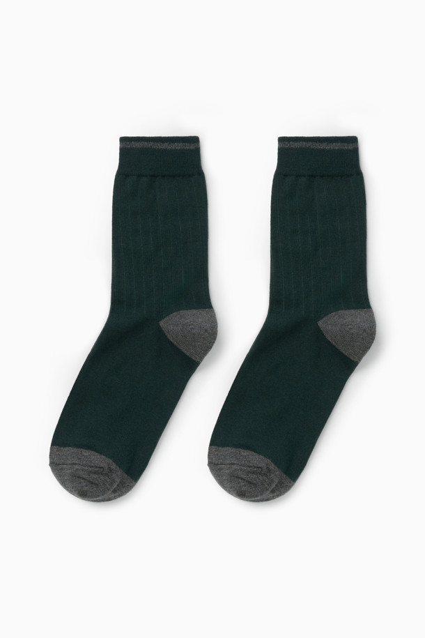 **솔리드 단품 양말**

가을, 겨울철 데일리룩에 활용하기 좋은 솔리드 단품 양말입니다. 블랙, 그레이 두 가지 색상으로 출시되어 어떤 옷에도 무난하게 매치할 수 있습니다. 면과 스판덱스 혼방 소재로 제작되어 부드러운 촉감과 뛰어난 통기성을 제공합니다. 발목 부분에 스판사를 적용하여 편안한 착용감을 선사하며, 로고 실리콘 논슬립 프린트로 활동성을 높였습니다. 무지 및 리브 패턴으로 디자인되어 캐주얼, 미니멀 스타일을 즐겨 입는 분들께 추천합니다. 집콕룩, 동네 마실룩에도 활용해보세요.
