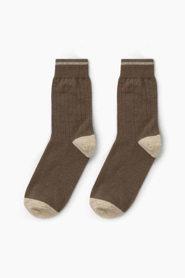 **솔리드 단품 양말**

부드러운 면 소재로 제작되어 편안한 착용감을 선사하는 솔리드 단품 양말입니다. 가을, 겨울에 어울리는 베이직하고 캐주얼한 스타일로, 골지 패턴과 발목 스판 처리로 활동성을 높였습니다. 브라운, 베이지 두 가지 색상으로 출시되었으며, 앞뒤꿈치 배색 디자인과 실리콘 논슬립 프린트로 포인트를 더했습니다. 일상, 집콕, 산책 등 다양한 TPO에 활용하기 좋은 얇은 두께의 양말입니다.
