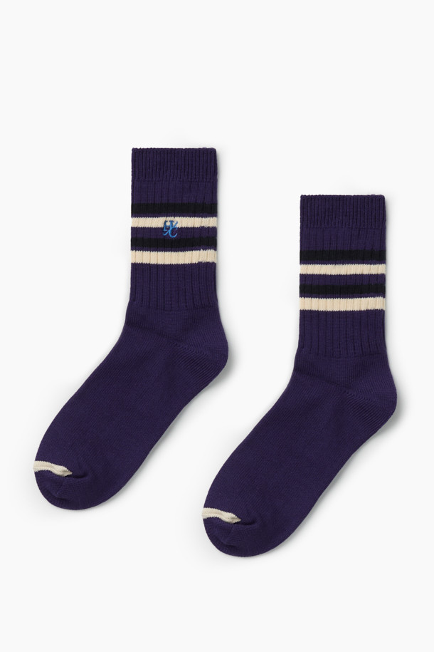 [British Sporting Club] 골프 아트워크 싱글 양말은 골프, 일상에서 모두 활용 가능한 남녀 공용 양말입니다. 네이비, 베이지 두 가지 색상으로 출시되었으며, 면과 혼방 소재로 제작되어 가을, 겨울에 착용하기 좋습니다. 발목 부분의 스트라이프 패턴과 BSC 로고 자수 디테일이 돋보이며, 논슬립 기능과 발목 밀착감으로 편안한 착용감을 선사합니다. 립조직 디테일과 실리콘 프린트 또한 디자인의 완성도를 높여줍니다.
