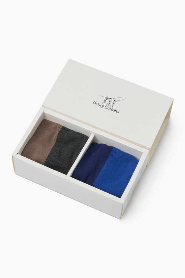 2족 Set_Daily 양말은 부드러운 면 혼방 소재로 제작되어 여름, 가을, 겨울 세 계절 모두 착용하기 좋습니다. 무지 디자인에 브라운, 네이비, 블랙, 블루 색상으로 구성되어 다양한 스타일에 매치하기 용이합니다. 논슬립 기능과 통기성을 갖춰 편안한 착용감을 제공하며, 이중 립 조직과 발목 스판사 적용으로 말림 현상을 최소화했습니다. 모던, 미니멀, 캐주얼, 클래식 스타일을 선호하는 분들께 추천하는 데일리 양말 2족 세트입니다. 로고 실리콘 프린트 디테일이 돋보입니다.
