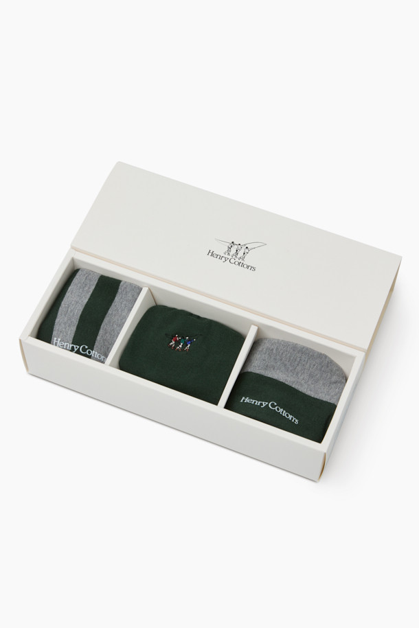 캐주얼한 스타일의 3족 세트 피셔맨 자수 양말입니다. 부드러운 면과 스판덱스 혼방 소재로 제작되어 편안한 착용감을 선사하며, 발목 부분은 스판사를 적용하여 흘러내림을 방지합니다. 그레이와 블랙 두 가지 색상으로 구성되어 다양한 룩에 활용하기 좋으며, 스트라이프 패턴과 피셔맨 자수 디테일이 돋보입니다. 바닥면에는 로고 실리콘 논슬립 프린팅을 적용하여 미끄럼 방지 기능을 더했으며, 통기성이 우수하여 가을, 겨울철 데일리룩, 집콕룩, 동네 마실룩 등 다양한 상황에서 활용하기 좋습니다.
