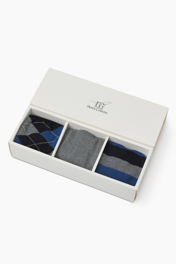 **3족 세트 캐주얼 양말**

네이비, 그레이, 블랙 세 가지 색상으로 구성된 3족 세트 캐주얼 양말입니다. 면과 스판덱스 혼방 소재로 제작되어 부드러운 촉감과 흡습, 통기 기능을 제공하며, 가을/겨울철 일상생활에 적합합니다. 발목 부분에는 스판사를 적용하여 편안한 착용감을 선사하며, 바닥면 실리콘 논슬립 프린트로 미끄럼 방지 기능을 더했습니다. 아가일, 스트라이프, 멜란지 패턴이 적용되어 클래식하면서도 캐주얼한 스타일을 연출할 수 있습니다.
