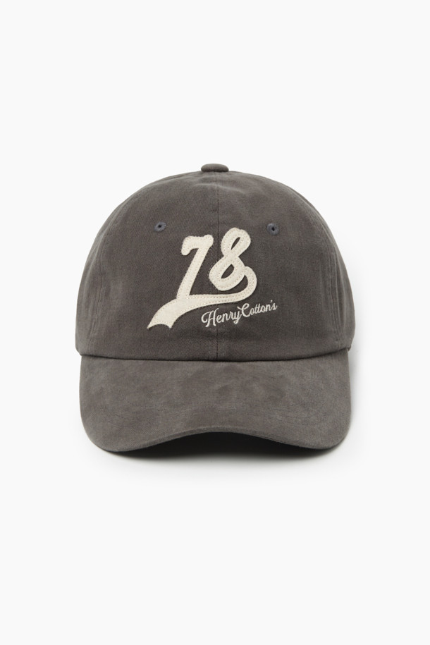 NEW 78 로고 볼캡은 유아동을 위한 캐주얼, 미니멀, 클래식 스타일의 볼캡입니다. 부드러운 면 소재에 워싱 가공하여 편안한 착용감을 선사하며, 빈티지하면서도 세련된 분위기를 연출합니다. 펠트 아플리케와 자수 디테일의 로고 패턴이 돋보이며, 산책룩에 잘 어울립니다. 그레이 컬러로 어떤 옷에도 매치하기 용이하며, 사이즈 조절 기능으로 아이에게 맞게 조절할 수 있습니다.
