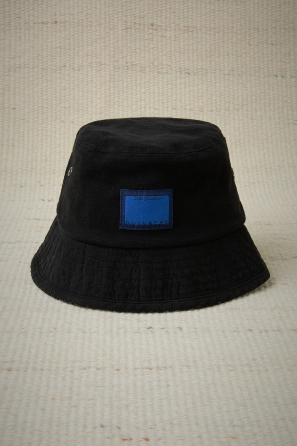 FFC x 도큐먼트 버킷햇은 FFC와 Document의 콜라보레이션으로 탄생한 모자입니다. 몰스킨 코튼 혼방 원단을 사용하여 부드러운 촉감과 편안한 착용감을 제공하며, 일상, 여행, 산책 등 다양한 TPO에 활용하기 좋습니다. 무지 디자인에 블랙 컬러로 어떤 스타일에도 잘 어울리며, 캐주얼, 미니멀, 클래식 스타일을 즐겨 입는 분들께 추천합니다. 일반적인 모자 깊이와 챙 넓이로 제작되어 유행을 타지 않고 오랫동안 착용할 수 있습니다. 라벨 장식이 돋보이는 버킷햇으로, 여름, 가을, 겨울철 데일리룩에 포인트를 더해보세요.
