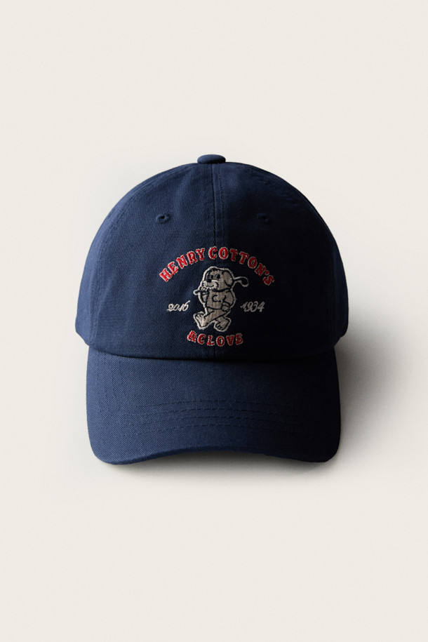 [BSC x 클로브] 그래픽 볼캡은 면 소재로 제작되어 탄탄한 촉감이 특징입니다. 네이비 컬러에 6패널 구조로 제작되었으며, 유니버시티풍 서체와 자수 디자인이 돋보입니다. 챙은 곡선으로 이루어져 있으며, 레트로 감성과 스포티한 스타일을 동시에 느낄 수 있습니다. 일상은 물론, 산책이나 여행 시에도 편안하게 착용하여 캐주얼하고 멋스러운 룩을 연출할 수 있습니다.
