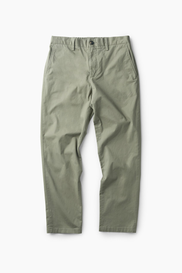 [온라인 단독] 가을 아티보(Attivo) 팬츠는 가을과 초겨울에 적합한 남성용 캐주얼 테이퍼드 핏 팬츠입니다. 부드러운 면과 스판덱스 혼방 소재로 제작되어 편안한 착용감을 선사하며, 카키와 베이지 두 가지 색상으로 출시되었습니다. 허리밴딩으로 편안함을 더하고, 허벅지 부분에 여유를 주어 활동성을 높였습니다. 넉넉한 수납을 위한 양쪽 사이드 포켓과 뒷 포켓이 있으며, 캐주얼, 미니멀, 클래식 스타일의 출근룩으로 활용하기 좋습니다. 아티보(Attivo) 핏으로 완성된 이 팬츠는 일상과 캐주얼한 상황 모두에 잘 어울립니다.
