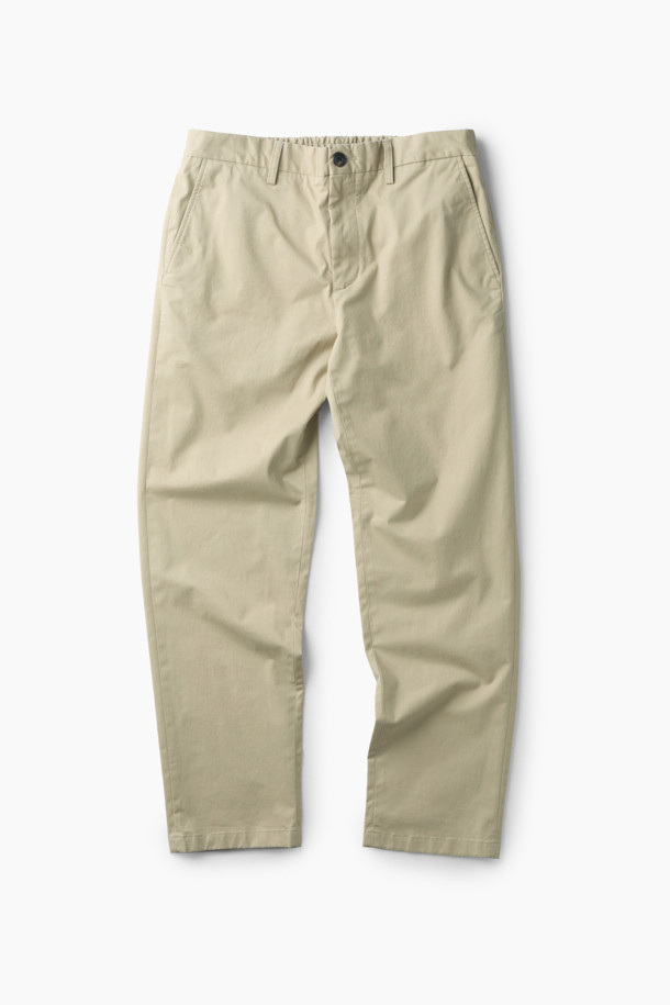 [온라인 단독] 가을 아티보(Attivo) 팬츠는 캐주얼, 미니멀, 클래식 스타일을 아우르는 남성용 바지입니다. 면과 스판덱스 혼방 소재로 제작되어 부드러운 촉감과 편안한 착용감을 선사하며, 가을 및 초겨울에 적합합니다. 허리 뒷단 밴딩 처리로 활동성을 높였으며, 테이퍼드 핏에 허벅지 부분 여유를 두어 편안함을 더했습니다. 베이지 색상의 무지 디자인으로 다양한 상의와 매치하기 좋으며, 출근룩 및 비즈니스 캐주얼 스타일에도 활용 가능합니다. 양 사이드 포켓과 뒷 포켓으로 실용성을 높인 레귤러핏 긴바지입니다.
