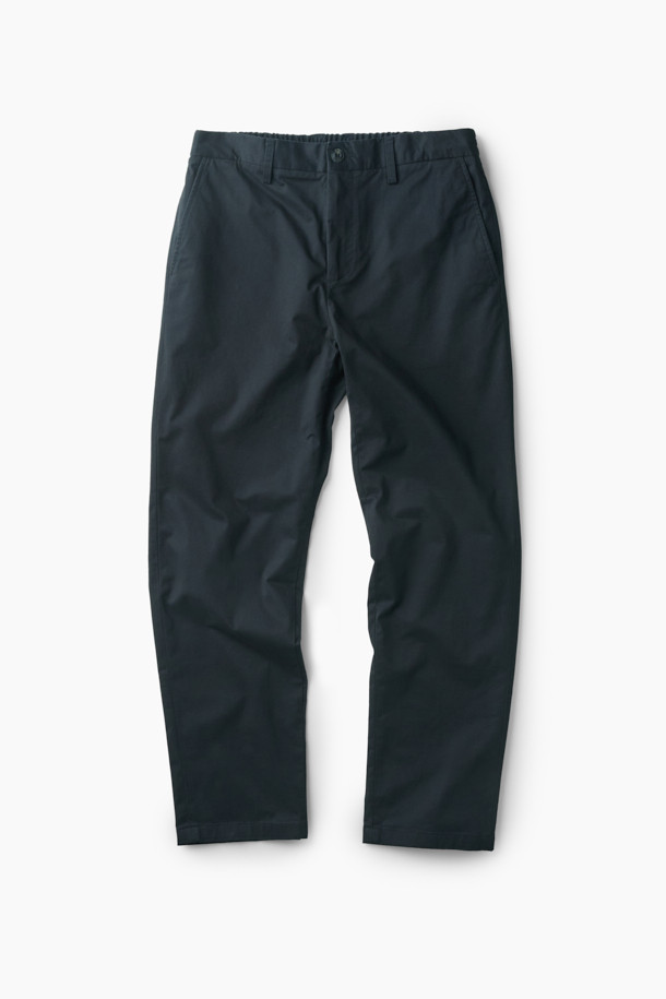 온라인 단독으로 선보이는 가을 아티보(Attivo) 팬츠입니다. 부드러운 면, 스판 혼방 소재로 제작되어 편안한 착용감을 선사하며, 가을과 초겨울까지 활용 가능한 두께감으로 실용적입니다. 허리 뒷단 밴딩 처리로 활동성을 높였으며, 허벅지 부분에 여유를 주어 편안한 레귤러핏 테이퍼드 스타일을 연출합니다. 무지 디자인에 블랙 컬러로 어떤 상의와도 쉽게 매치 가능하며, 양 사이드 및 뒷 포켓 디테일로 실용성을 더했습니다. 출근룩, 비즈니스 캐주얼은 물론 캐주얼, 미니멀, 클래식 스타일까지 폭넓게 소화 가능한 아이템입니다.
