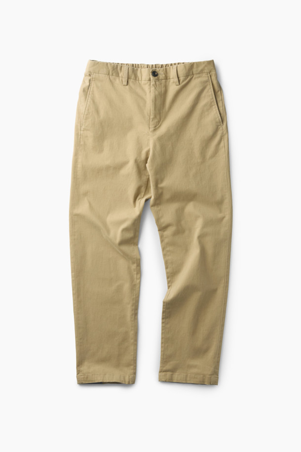 [온라인 단독] Winter 아티보(Attivo) 팬츠는 부드러운 촉감의 면, 스판, 기모 혼방 소재로 제작되어 겨울철 따뜻함을 선사합니다. 허벅지 부분은 여유롭고 종아리로 갈수록 좁아지는 테이퍼드 핏으로, 편안하면서도 세련된 실루엣을 연출합니다. 뒷밴딩 처리와 양쪽 사이드 및 뒷 포켓 디테일로 편의성을 높였습니다. 베이직한 디자인에 무지 패턴과 레귤러핏으로 캐주얼, 미니멀, 클래식 등 다양한 스타일을 소화하며, 겨울 데일리룩, 산책룩, 집콕룩에 적합합니다.
