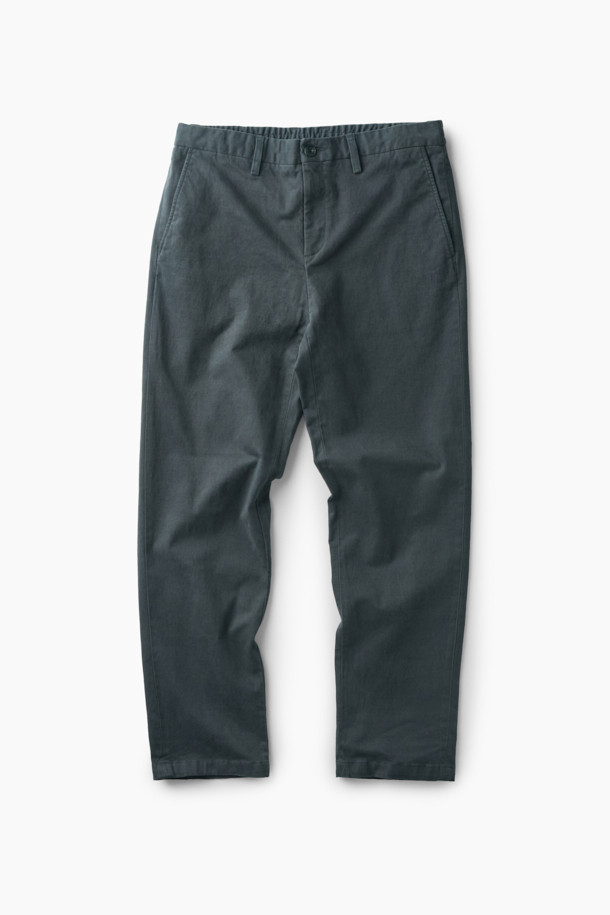 [온라인 단독] Winter 아티보(Attivo) 팬츠는 베이직하고 캐주얼한 스타일의 남성용 기모 팬츠입니다. 그레이 컬러에 긴 기장으로, 겨울철 일상생활과 출근, 캠핑룩에 적합합니다. 면, 스판덱스, 기모 혼방 소재로 제작되어 부드러운 촉감과 보온성을 제공합니다. 테이퍼드 핏에 뒷밴딩 처리로 편안함을 더했으며, 양쪽 사이드 포켓과 뒷 포켓으로 실용성을 높였습니다. 미니멀, 클래식 스타일을 선호하는 남성분들께 추천합니다.
