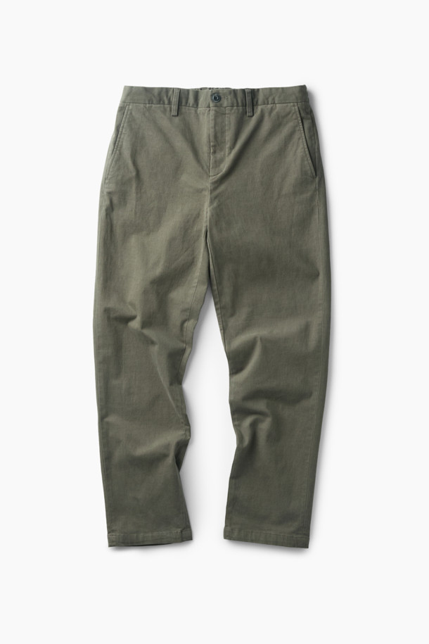 온라인 단독 [Winter 아티보(Attivo) 팬츠]는 추운 겨울에도 따뜻하고 스타일리시하게 연출할 수 있는 기모 테이퍼드 핏 팬츠입니다. 부드러운 면, 스판덱스 혼방 소재에 기모 안감을 더해 보온성을 높였으며, 은은한 카키 컬러의 무지 디자인으로 어떤 상의와도 쉽게 매치할 수 있습니다. 

뒷밴딩 처리로 편안한 착용감을 선사하며, 양쪽 사이드 포켓과 뒷 포켓 디테일로 실용성을 더했습니다. 출근룩, 모임룩 등 다양한 TPO에 활용 가능하며, 클래식, 미니멀, 캐주얼 스타일을 즐겨 입는 분들께 추천합니다. 두꺼운 두께감으로 겨울철에도 따뜻하게, 레귤러핏으로 편안하게 즐겨 입으세요.
