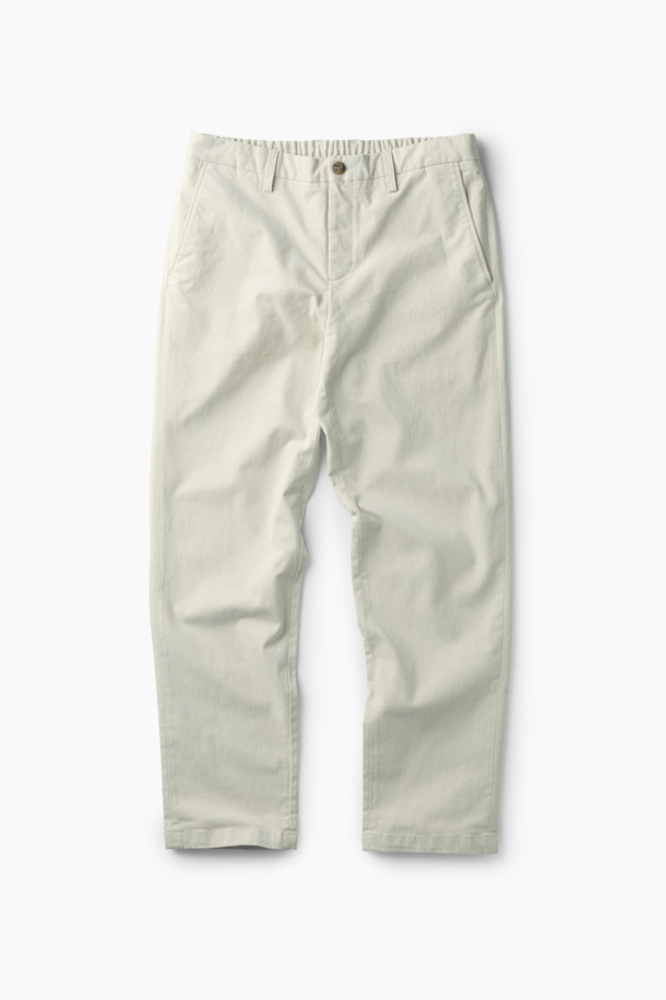 온라인 단독 [Winter 아티보(Attivo) 팬츠]는 겨울철 따뜻함과 스타일을 동시에 잡는 기모 팬츠입니다. 베이직 스타일의 테이퍼드 핏으로, 출근룩과 데이트룩 등 다양한 상황에 활용하기 좋습니다. 부드러운 촉감의 면, 스판덱스, 기모 혼방 소재로 제작되어 편안한 착용감을 선사합니다. 허리 뒷단 밴딩과 양쪽 사이드 포켓, 뒷 포켓 디테일로 실용성을 더했습니다. 베이지 컬러의 무지 디자인으로 미니멀, 클래식, 캐주얼 등 어떤 스타일에도 쉽게 매치할 수 있습니다.
