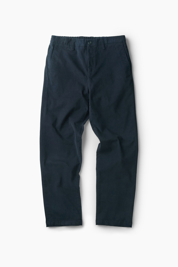 [온라인 단독] Winter 아티보(Attivo) 팬츠는 겨울철 출근룩을 위한 베이직 스타일의 기모 팬츠입니다. 부드러운 촉감의 면, 스판덱스 혼방 소재로 제작되어 편안한 착용감을 선사하며, 두꺼운 두께감으로 따뜻함을 유지합니다. 허리 뒷단 밴딩과 Attivo Fit으로 편안한 핏을 제공하며, 양 사이드 포켓과 뒷 포켓 디테일로 실용성을 더했습니다. 네이비 색상의 무지 디자인으로 미니멀, 클래식, 캐주얼 등 다양한 스타일 연출에 활용할 수 있는 긴 바지입니다.
