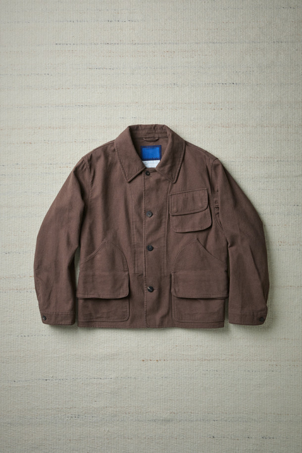 FFC x DOCUMENT (FFC x 도큐먼트) 이탈리안 코튼 피싱 재킷은 남녀 모두 착용 가능한 아우터입니다. 부드러운 촉감의 두꺼운 면 소재로 제작되었으며, 가을과 겨울에 따뜻하게 입을 수 있습니다. 세미 루즈 핏에 브라운 컬러, 무지 패턴으로 캐주얼, 클래식, 워크웨어 스타일을 연출하기 좋습니다. 입체 포켓 디자인과 가먼트 워싱 처리로 실용성을 더했으며, 레이어드하여 다양한 스타일을 시도할 수 있습니다. 가을 나들이룩이나 여행룩에 활용하기 좋은 피싱 재킷입니다.
