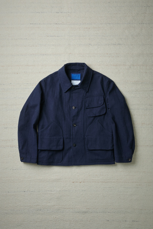 FFC x DOCUMENT (FFC x 도큐먼트) 이탈리안 코튼 피싱 재킷은 가을, 겨울 시즌에 어울리는 아우터입니다. 네이비 컬러의 무지 디자인으로, 유틸리티와 빈티지 무드를 동시에 연출할 수 있습니다. 이탈리아 올림피아스사 원단을 사용하여 부드러운 촉감을 자랑하며, 세미 루즈핏으로 편안하게 착용 가능합니다. 다양한 크기의 입체 포켓과 가먼트 워싱 처리, 레이어드 착용이 가능한 실용적인 디자인이 특징입니다. 가을 나들이룩, 겨울 데일리룩, 여행룩 등 다양한 시간, 장소, 상황에 맞춰 클래식, 미니멀, 워크웨어 스타일을 연출해보세요.