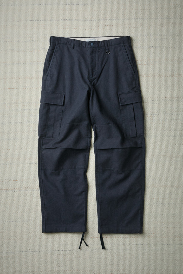 [Fly Fishing Club] 유틸리티 카고 팬츠는 가을, 겨울 시즌에 적합한 캐주얼 무드의 긴바지입니다. 100% 면 소재로 제작되어 편안한 착용감을 제공하며, 루즈핏으로 활동성을 높였습니다. 네이비 컬러의 무지 디자인에 카고 포켓과 무릎 주름 디테일이 돋보이며, 가먼트 워싱 처리로 빈티지한 스타일을 더했습니다. 스트링 밴딩으로 허리 사이즈 조절이 용이하며, 가을 나들이룩 또는 겨울 데일리룩에 매치하기 좋은 아이템입니다. 캐주얼, 미니멀, 워크웨어 스타일을 즐기는 분들께 추천합니다.
