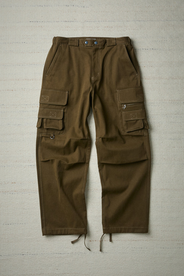 [Fly Fishing Club] 피셔맨 카고 팬츠는 가을, 겨울 계절에 어울리는 남녀 공용 카고 팬츠입니다. 카키, 올리브 두 가지 색상으로 제공되며, 일상, 피싱 활동에 모두 적합합니다. 빈티지하면서도 유틸리티한 스타일을 연출하며, 루즈핏의 긴 기장으로 편안한 착용감을 선사합니다. 고밀도 면 트윌 소재에 피치가공을 더해 부드러운 촉감을 자랑하며, 입체적인 카고 포켓, 무릎 절개 디테일, 밑단 스트링으로 스타일리시함을 더했습니다. 가을 나들이룩, 캠핑룩, 겨울 데일리룩 및 워크웨어, 캐주얼, 미니멀 스타일을 즐겨 입는 분들께 추천합니다.
