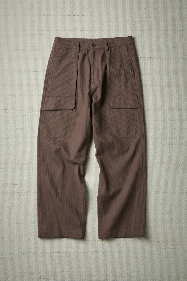 FFC (에프에프씨) x DOCUMENT (도큐먼트) 이탈리안 코튼 피싱 팬츠는 가을, 겨울 시즌에 어울리는 캐주얼하고 빈티지한 무드의 카고 팬츠입니다. 은은한 광택과 부드러운 촉감이 특징인 이탈리아 올림피아스社의 면 소재를 사용하여 편안한 착용감을 선사합니다. 루즈핏으로 제작되었으며, 6개의 기능적인 포켓 디테일과 가먼트 워싱 가공으로 실용성과 빈티지한 멋을 더했습니다. 피싱 자켓과 함께 셋업으로 착용하여 더욱 스타일리시한 가을 나들이룩, 캠핑룩을 연출할 수 있습니다.