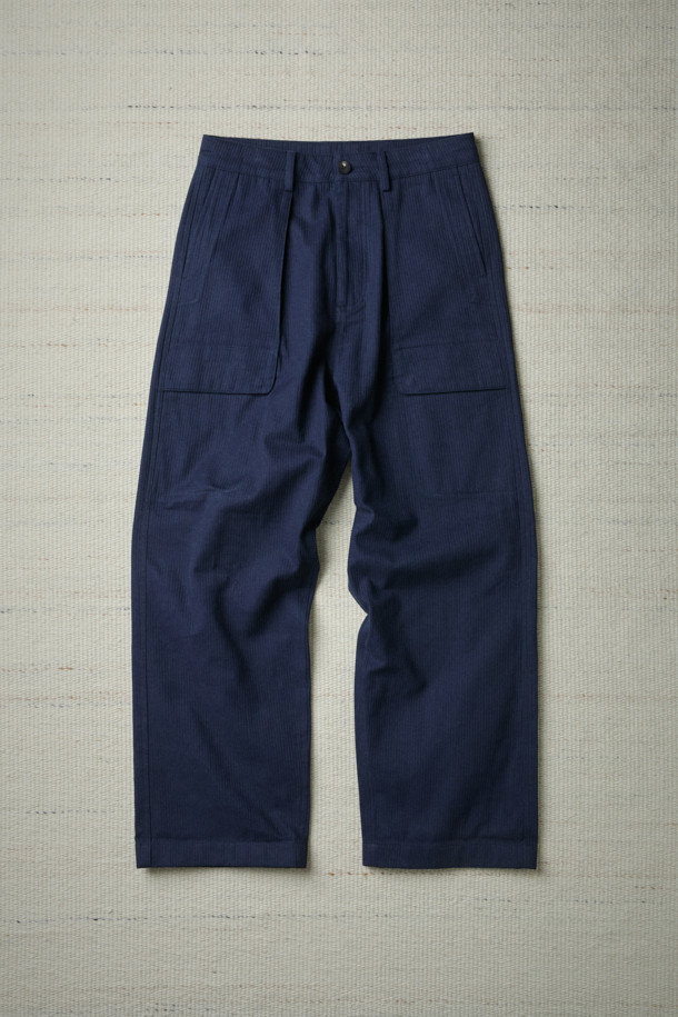 FFC x DOCUMENT (FFC x 도큐먼트)의 이탈리안 코튼 피싱 팬츠는 가을, 겨울 시즌 남성들을 위한 캐주얼 및 클래식 스타일의 긴 바지입니다. 부드러운 촉감의 이탈리아 올림피아스사 면 원단을 사용하여 편안한 착용감을 제공하며, 루즈핏으로 제작되었습니다. 여섯 개의 기능적인 포켓과 가먼트 워싱 처리로 실용성과 빈티지한 매력을 더했습니다. 네이비 컬러의 무지 디자인으로 다양한 상의와 매치하기 좋으며, 피싱 재킷과 함께 셋업 스타일링도 가능합니다. 가을 나들이룩, 겨울 데일리룩, 여행룩 등 폭넓은 시간과 장소와 상황에 활용할 수 있습니다.