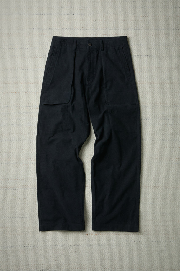 FFC x DOCUMENT (FFC x 도큐먼트) 이탈리안 몰스킨 셋업 팬츠는 가을, 겨울 시즌을 위한 바지입니다. 이탈리아 올림피아스社의 부드러운 몰스킨 소재를 사용하여 뛰어난 착용감을 선사하며, 루즈핏으로 편안한 활동성을 제공합니다. 블랙 컬러의 무지 디자인으로 심플, 캐주얼, 포멀 등 다양한 스타일을 소화하며, 여섯 개의 포켓 디테일과 빈티지 피싱 팬츠 디자인이 특징입니다. 셋업으로도 활용 가능하여 겨울 데일리룩, 산책룩 등 폭넓은 시간과 장소와 상황에 어울리는 클래식, 캐주얼, 미니멀 스타일을 연출할 수 있습니다.