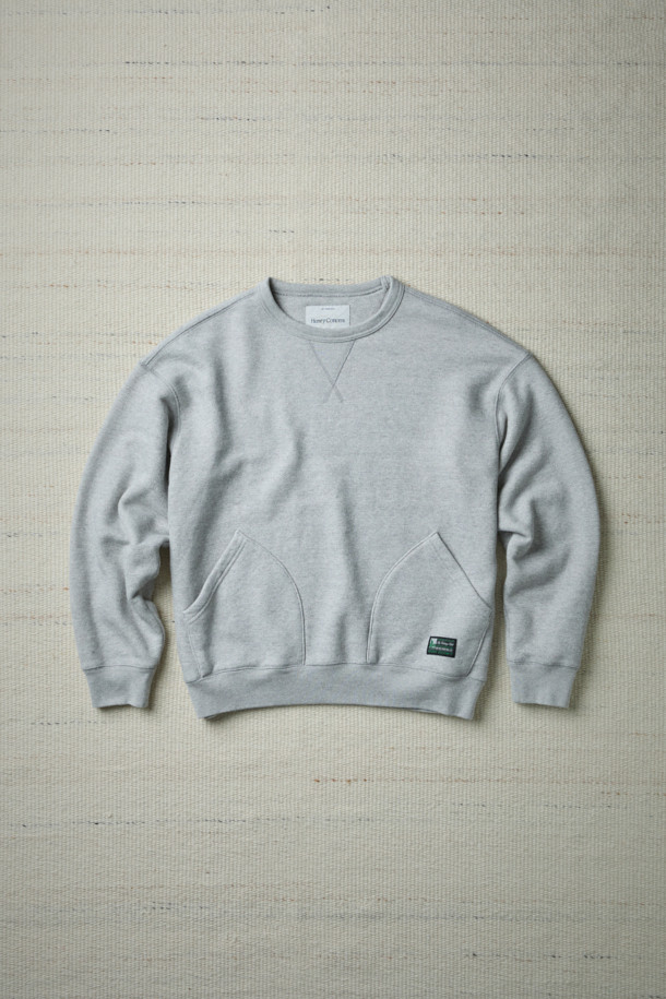 [Fly Fishing Club] 피셔맨 스웨트셔츠는 넉넉한 루즈핏으로 편안한 착용감을 선사합니다. 부드러운 면 소재에 두꺼운 두께감으로 가을, 겨울철 따뜻하게 입을 수 있으며, 캐주얼, 빈티지 스타일을 연출하기 좋습니다. 사선 쭈리 원단, 전면 아웃포켓, 넥 라인 V 거셋, 소매 엘보 패치, 사이드 립 패널 등의 디테일이 돋보입니다. 라운드넥 디자인에 무지 패턴의 그레이 컬러로 겨울 데일리룩, 집콕룩, 산책룩 등 다양한 TPO에 활용하기 좋은 아이템입니다.
