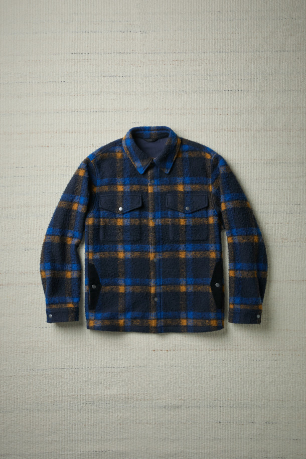 [Fly Fishing Club] 카젠티노 피싱 셔츠는 가을, 겨울에 어울리는 남성용 셔츠형 아우터입니다. 네이비, 로열블루, 오렌지 세 가지 색상으로 출시되었으며, 빈티지, 아웃도어, 워크웨어 스타일을 아우르는 매력을 지닙니다. 울 소재에 두꺼운 두께감과 부클 촉감을 더해 보온성을 높였으며, 긴 소매와 세미 루즈핏으로 편안한 착용감을 선사합니다. 체크 패턴과 체스트 포켓, 사선 핸드 포켓, D-링 디테일, 코듀로이 포켓 배색 등의 특징이 돋보이며, 스냅 여밈 방식과 생활 발수 기능으로 실용성을 더했습니다. 캠핑룩, 가을 나들이룩, 겨울 데일리룩 등 다양한 TPO에 워크웨어, 클래식, 캐주얼 무드로 활용하기 좋습니다.
