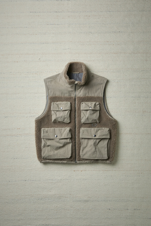 [Fly Fishing Club] 플리스 피싱 베스트는 가을, 겨울 시즌 남성 고객을 위한 아웃도어 및 캐주얼 스타일의 의류입니다. 베이지 및 카키 색상으로 출시되었으며, 플리스, 코튼, 나일론 혼방 소재로 제작되어 부드러운 촉감과 두꺼운 두께감으로 뛰어난 보온성을 제공합니다. 4개의 플랩 포켓, 사이드 히든 포켓, 밑단 스트링 조절, YKK METALUXE® 지퍼, D-링 디테일, 스탠드 칼라 등 다양한 특징을 갖춰 수납력과 실용성을 높였습니다. 루즈핏으로 편안한 착용감을 선사하며, 피싱, 아웃도어, 일상 등 다양한 TPO에 활용 가능하여 캠핑룩, 가을 나들이룩, 겨울 데일리룩 등 폭넓은 스타일 연출을 돕습니다.
