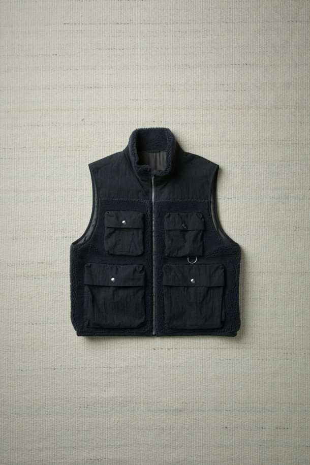 [Fly Fishing Club] 플리스 피싱 베스트는 가을, 겨울 시즌에 어울리는 아우터로, 캐주얼, 스포티, 고프코어 스타일을 연출하기 좋습니다. 부드러운 플리스 소재와 넉넉한 루즈핏으로 편안한 착용감을 선사하며, 보온 기능과 수납력을 갖춰 실용성을 더했습니다. 블랙 색상의 무지 패턴에 스탠드 칼라와 YKK METALUXE® 지퍼, D-링 디테일이 세련된 디자인을 완성합니다. 4개의 플랩 포켓, 사이드 히든 포켓, 밑단 스트링 조절 기능으로 수납력과 활동성을 높였으며, 가을 나들이룩, 캠핑룩, 겨울 데일리룩 등 다양한 TPO에 활용하기 좋습니다.
